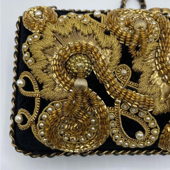 CHANEL RARE CLUTCH - Picture 2 of 10